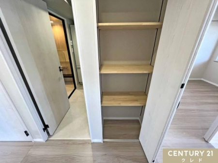 ���[ �y�L�����[�z
���Ƒ����L�Ŏg������[�X�y�[�X�B���Օi�̃X�g�b�N��|���p�i�A�G�ߊO�̉Ɠd�̎��[�Ȃǂɂ����g�����������܂��B