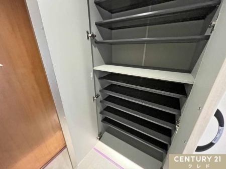 ���� ���Ƒ��S���̌C�������Ղ���[�ł���V���[�Y�{�b�N�X��ݒu�B
���ɂ͑S�g�����t���Ă��邽�߁A���o�����O�̃R�[�f�B�l�[�g�`�F�b�N���X���[�Y�ɂł��܂��B