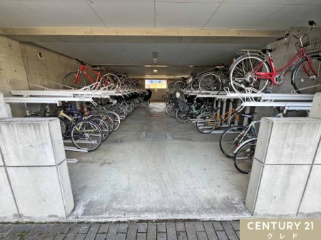 ���̑����p�� �y���֏�z
�ʋ΁E�ʊw�Ȃǎ��]�Ԃ����g���̂��Ƒ������֏�������p���������܂��B
�����̕t�������փX�y�[�X�͉J�Ȃǂɂ��K���玩�]�Ԃ����܂��B