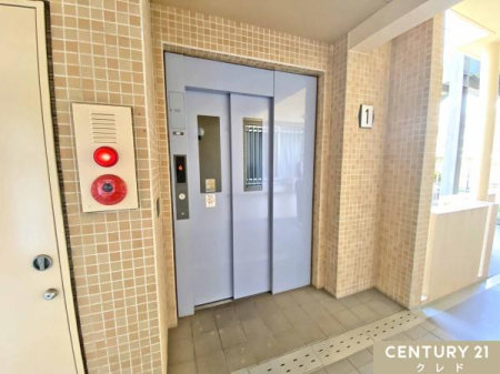 ���̑����p�� �y�G���x�[�^�[�z
���Z�܂��̊K�܂ŃG���x�[�^�[�ňړ��\�B�d���ו����^�ԂƂ���A�����ɕs���̂�����ɂ����S�̐ݔ��ł��B