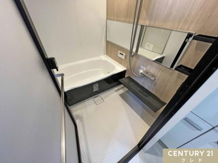 ���� ����̔�����₷�o�X���[���́A�ؖڂ̉����݂������闎���������f�U�C���B�������Ɠ��D�ɐZ����΁A�S�g�Ƃ��Ƀ����b�N�X�ł��鎊���̃v���C�x�[�g�^�C�����߂����܂��B