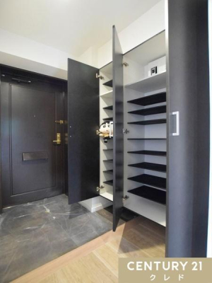 ���� �V��܂ō����̂���g�[���^�C�v�̃V���[�Y�{�b�N�X�������B
���Ƒ��S�����̌C�������Ղ�Ǝ��[�ł���̂ŁA���֎��肪������������ƕЕt���܂��B