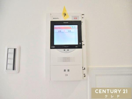 ���̑� �yTV���j�^�[�t���C���^�[�t�H���z  
���K�҂̎p�������̃��j�^�[�Ŋm�F�ł�����S�̐ݔ��B  
�Z�[���X�Ȃǂ̑Ή����T�������Ƃ���A���q�l�̂�����Ԏ��ɂ��S�����@�\�ł��B