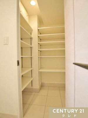 ���[ ���ւɂ͉��I�t���̃V���[�Y�C���N���[�[�b�g��݂��Ă��܂��B
���C���u�[�c�ȂǍ����̂���C������������[�ł��A�Ƒ��݂�Ȃ̌C������������܂�܂��B