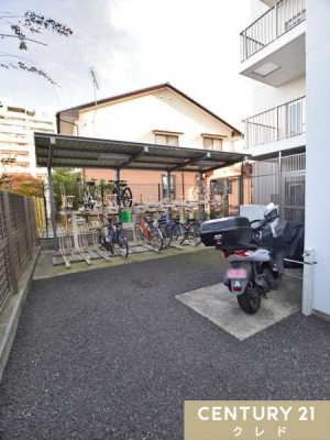 ���̑����p�� �y���֏�z
���֏�i200�`300�~/���z�j�ƃ~�j�o�C�N�u����i1000�~/���z�j������܂��B
�����̕t�������փX�y�[�X�͉J�Ȃǂɂ��K���玩�]�Ԃ����܂��B