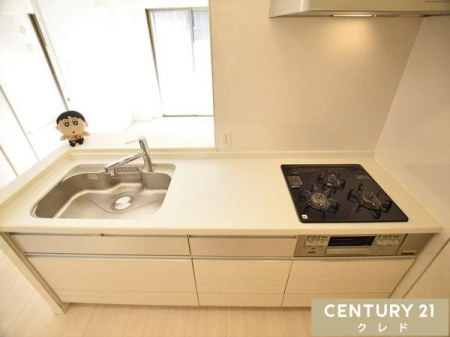 �L�b�`�� ���r���O�ɂ���Ƒ��̗l�q�������Ȃ��炨�������ł���Ζʎ��L�b�`���I
�J�E���^�[����_�C�j���O�ւ̂��H���̎󂯓n���E�ЂÂ����X���[�Y�B