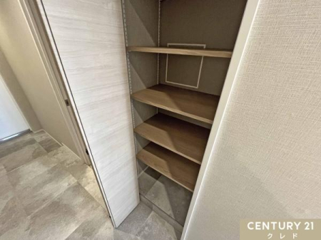 ���[ �y�L�����[�z
���Ƒ����L�Ŏg������[�X�y�[�X�B
���Օi�̃X�g�b�N��|���p�i�A�G�ߊO�̉Ɠd�̎��[�Ȃǂɂ����g�����������܂��B