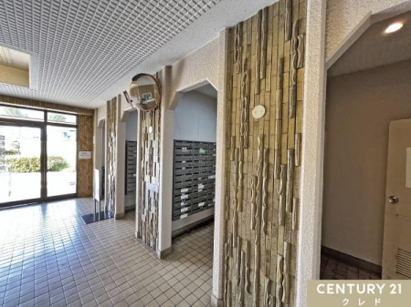 �G���g�����X �y�|�X�g�z
�s�ݎ���Ή��ł��Ȃ������Ƃ��A24���Ԃ��ł��ו����󂯎���|�X�g������܂��B
�����ɐݒu����Ă���̂ő�z�����J�ɔG���S�z������܂���B