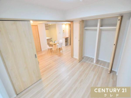 �m�� �y�m��5.4���z
�ǈ�ʂɑ�e�ʂ̃N���[�[�b�g��݂����m��5.4���B
����߂�ΓƗ������Q���⏑�ւƂ��āA�J����΃��r���O�̉����Ƃ��ăt���L�V�u���Ɋ��􂵂܂��B