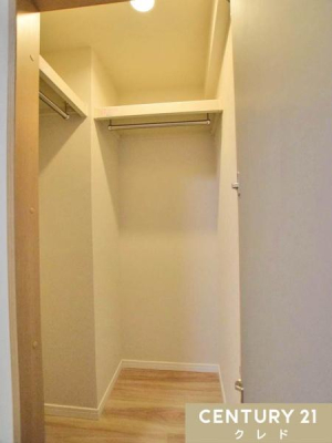 ���[ �y�m��6���z
�ߗނ�Q��A�G�߉Ɠd�܂ł����Ղ肵�܂����e�ʂ̃N���[�[�b�g�������B�n���K�[�p�C�v�t���ŏ�̒����R�[�g���Y��Ɏ��[�\�ł��B