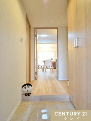 ���� ���֔����J����ƁA���̃��r���O���疾�邢�����������݁A�J���I�ȋ�Ԃ��L����܂��B
��^�̃V���[�Y�{�b�N�X�������Ă���A�f�U�C�����Ǝ��p�������˔��������ւł��B