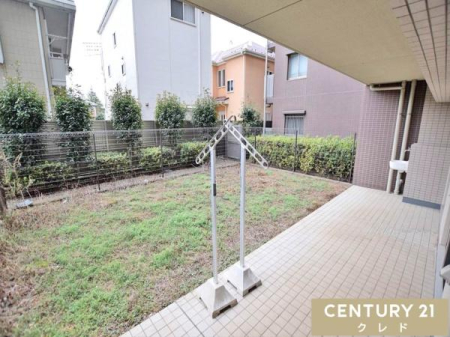 �� �L�X�Ƃ����e���X�́A���󕨂₨�z�c�������Ղ花�����Ƃ�̃X�y�[�X�B
��p��ł́A�ƒ�؉���K�[�f�j���O�ȂǁA���Ƒ��œy��������y���ޖL���Ȏ��Ԃ��߂����܂��B