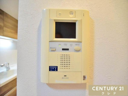 ���̑� �yTV���j�^�[�t���C���^�[�t�H���z  
���K�҂̎p�������̃��j�^�[�Ŋm�F�ł�����S�̐ݔ��B  
�Z�[���X�Ȃǂ̑Ή����T�������Ƃ���A���q�l�̂�����Ԏ��ɂ��S�����@�\�ł��B