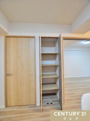 ���[ �Ƒ����W�܂郊�r���O�ɁA����Ɗ��������t���̎��[�X�y�[�X��݂��܂����B
���p�i�̃X�g�b�N��戵�������A�~�}���ȂǁA�T�b�Ǝ��o�������������܂��Ă����̂ɑ�ϕ֗��ł��B