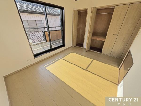 �q������ �y�m���쑤4.5���z
�o���R�j�[�ɖʂ����傫�ȑ����炽���Ղ�ƌ�������A�����ɖ��邳�������炵�܂��B�L�x�Ȏ��[�t���ŏZ��Ԃ����L���m�ہI