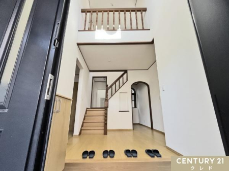 ���� �h�A���J�����u�ԂɍL���鐁�����������͂̌��փz�[���B�����V���2�K�ւƑ����ؐ��̎肷�肪�A�܂�ŗm�ق̂悤�ȗD��ȕ��͋C�����o�B