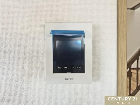 ���̑� �yTV���j�^�[�t���C���^�[�z���z
���ւ��J����O�ɉf���E�����ő�����m�F�ł��A�h�Ɩʂɔz���B���q�l�̂�����Ԃ�P�g�̕��ɂ��S�����ݔ��ł��B
���r���O���烏���^�b�`�ŉ��΂ł��܂��B