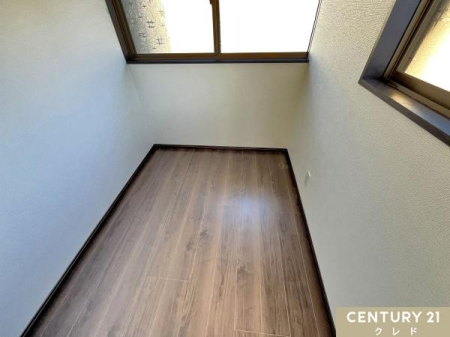 ���̑� �y�T�[�r�X���[��2.5���z
2.5���̃T�[�r�X���[���t���ŁA�G�ߕ����^�p�i�̎��[�X�y�[�X�݁B
�����[�g���[�N�̂������Ȃǂɂ��I�X�X���ł��B