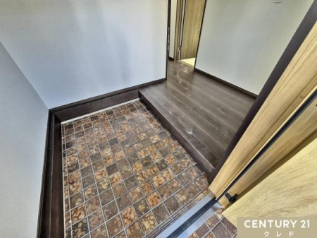 ���� �^�C���d�グ�̌��ւ��A�Z�܂��̑���ۂ���������Ɖ��o���܂��B
�G�ꂽ�P��O�Ŏg���A�C�e�����u���₷���A�^�C���d�グ�̌��ւł��B