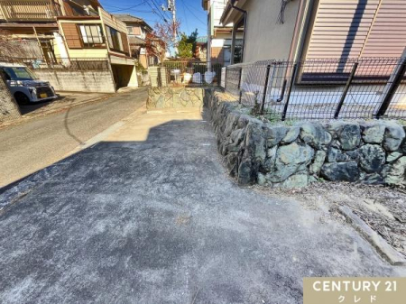 ���ԏ� ���Z�܂��̓J�[�X�y�[�X2�䕪�t���B
�R���N���[�g�ŕܑ�����A�J�̓��ł��ʂ���܂��ԓ��̂��ꂢ���ێ��ł��܂��B
���ӊ����܂߂Ă��ē����܂��I