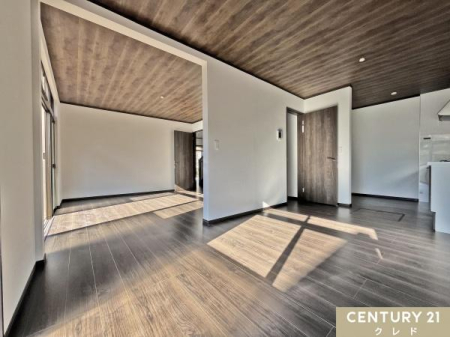 ���r���O �y�_�C�j���O�z
�ؒ��̒g���݂������郊�r���O�͕ǁE�V��̃N���X���������܂����B
�L�b�`���E���r���O�Ɨm���͌q���Ďg�p���邱�Ƃ��\�ł��B