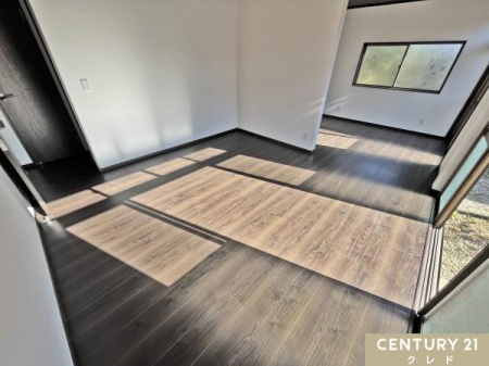 ���r���O �y�_�C�j���O���m���z
�|���o��������g���ȗz�����������ޗm���B
�_�C�j���O�ƍ��킹�Ă��A�e���r��\�t�@�[�A�e�[�u����u���Ă����������܂��B