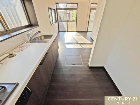 �L�b�`�� ���[�L�x�ȃV�X�e���L�b�`���͓����ɂ�Ƃ�����A�Z��Ԃ��L���m�ہB
�L�b�`���c�[���Ȃǂ���������Ǝ��[���邱�Ƃ��ł������̂������₨�|�������K�ɍs�����Ƃ��ł��܂��B