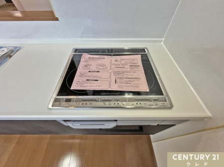 �L�b�`�� �yIH�N�b�L���O�q�[�^�[�z
�΂��g�p���Ȃ����߉΍Ѓ��X�N��}���邱�Ƃ��ł��܂��B
�t���b�g�ȑ���ł��������ȒP��IH�N�b�L���O�q�[�^�[��z�����L�b�`���ł��B