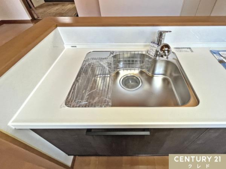 �L�b�`�� �y�L���T�C�Y�Ŏg������̂悢�V���N�z
�傫�ȃV���N�͂�������H��̐􂢕����y�ɍs���܂��B
�傫�Ȃ�����X�g���X�t���[�Ő􂦂�L���V���N�ɖL�x�Ȏ��[��z�����g���₷���d���̃L�b�`���ł��B