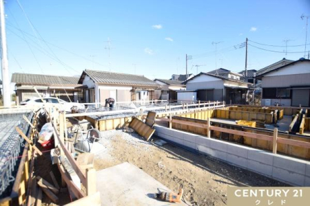 �O�ʓ��H�܂ތ��n�ʐ^ ���݂͊�b�H�����ł��B���S�ʂƗ����オ���S�؃R���N���[�g�Ŏ{�H���邱�ƂŁA���S���ĕ�点��n�k�ɋ�����b�𑢂�܂��B