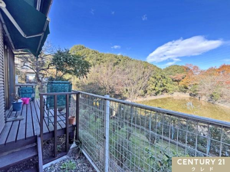 Z˂̒]ʐ^ rO瑱EbhfbLɏoƁAڂ̑Oɂ͉₩ȐʂƖLȗ΂L܂BlG܁X̕iAX̕炵ɍʂYĂ܂B