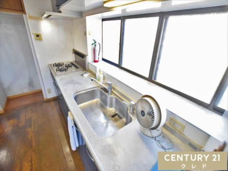 �L�b�`�� �W�����Ă��������ł���Ǖt���^�C�v�̃L�b�`���ł��B
�_�C�j���O�ƈ�̉������L�b�`���́A��b�����Ȃ���X���[�Y�Ȕz�V���Еt�����ł��܂��B