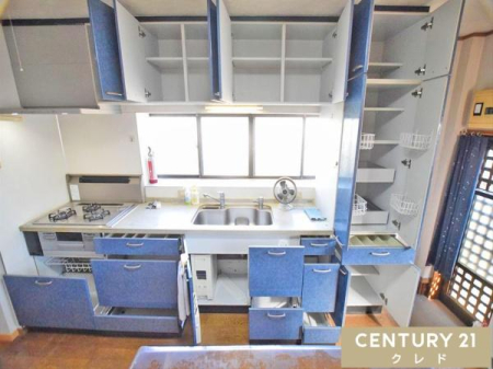 �L�b�`�� ���[�L�x�ȃV�X�e���L�b�`���͓����ɂ�Ƃ�����A�Z��Ԃ��L���m�ہB
�L�b�`���c�[���Ȃǂ���������Ǝ��[���邱�Ƃ��ł������̂������₨�|�������K�ɍs�����Ƃ��ł��܂��B