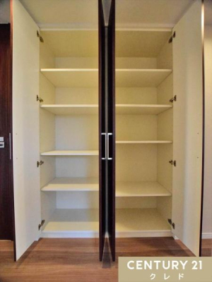 ���[ �L���X�y�[�X��L�����p�����A��e�ʂ̎��[�I�ł��B���I�ƂȂ��Ă���A�|���@�Ȃǂ̍����̂���Ɠd����A���p�i�̃X�g�b�N�A�����ނ܂ŁA�p�r�ɍ��킹�Ė��ʂȂ��X�b�L�����[�ł��܂��B