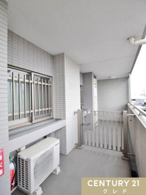 ���� ���֑O�ɂ́A�v���C�x�[�g�������߂����t���̐�p�|�[�`�B���p�L����ʂ�l�̎������C�ɂȂ�ɂ����A�Ɨ�������Ԃ��m�ۂł��܂��B