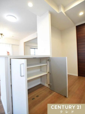 �L�b�`�� �L�b�`���ɂ͉��I�t���̎��[�X�y�[�X��݂��܂����B�H��⒲�����͂������A���p�i�Ȃǂ��X�b�L���Еt���܂��B