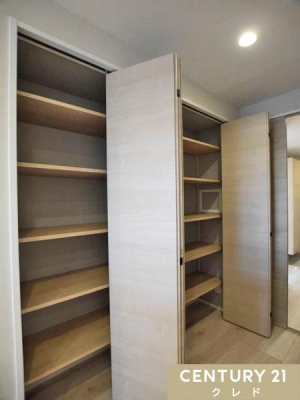 ���[ ���r���O�ɂ�����[�͉��I�d�l�̂��߁A���[���镨�ɍ��킹�č��������R�ɒ����\�ł��B���p�i�̃X�g�b�N�⏑�ށA�|���p��ȂǁA���r���O�Ɉ�ꂪ���ȕ�����������ƕЕt�����܂��B