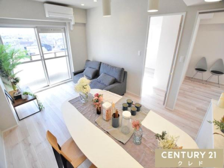 ���r���O �yLDK15.4���z
������Ƃ�����15.4����LDK�́A���������ӂ�閾�邢��ԁB
���D���ȃC���e���A�Ɉ͂܂ꂽ�Z��ԂŖ�����Ȃ���Ƒ��Ƃ̎��Ԃ���ނ��Ƃ��ł��܂��B