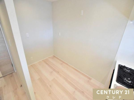 �L�b�`�� �L�b�`���̔w�ʂɂ́A�①�ɂ�H��I���������z�u�ł���X�y�[�X���m�ۂ��܂����B�R���Z���g����������Ă���A�����Ɠd����������Ǝ��܂�܂��B