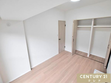 �Q�� �y�m��6.3���z
�ǖʂɂ͑�e�ʂ̃N���[�[�b�g������Ă���A�ߗނ�ו�������������[�\�B
���C�ɓ���̉Ƌ�f����A�������ꂽ�v���C�x�[�g��Ԃł��B