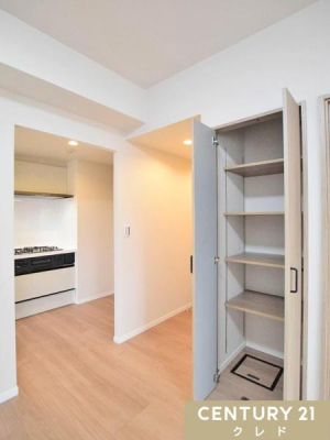 ���[ ���r���O�ɐ݂���ꂽ�֗��Ȕ��t�����[�ł��B�����͍������߂��\�ȉ��I�ƂȂ��Ă���A�|���p�����p�i�̃X�g�b�N�A���ނȂǂ���������B���Ď��[�ł��܂��B