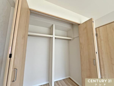 ���[ �ǈ�ʂɐ݂���ꂽ��^�N���[�[�b�g�B�ߗނ�G�߉Ɠd�Ȃǂ������Ղ���[�ł��邽�߁A���Z��Ԃ��L�X�Ǝg���܂��B