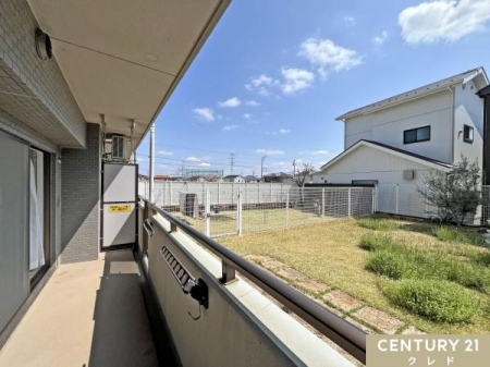 �o���R�j�[ �󂪍L���������̃o���R�j�[�B�ڂ̑O�ɂ͐�p��̗΂��L����A�}���V�����ɂ��Ȃ���ˌ��Ă̂悤�ȊJ�����𖡂킦�܂��B�������̒��܂Ŗ��邭�Ƃ炵�Ă����A�S�n�悢��Ԃł�