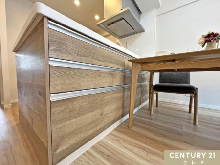 �L�b�`�� �_�C�j���O���̃p�l���ʂ����[�ɂȂ��Ă���A�J�g�����[�⃉���`�����}�b�g�A���q�l�̕��[��ȂǁA�_�C�j���O�e�[�u������Ŏg���ׁX�Ƃ������̂��������肵�܂��܂��B