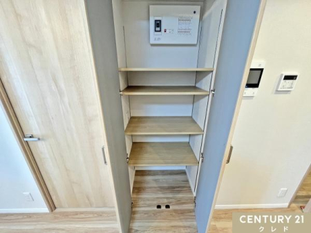 ���[ ���r���O�ɐ݂���ꂽ�֗��Ȕ��t�����[�B�������߂��\�ȉ��I�ɂȂ��Ă���A���ނ���p�i�A�X�g�b�N�i�ȂǁA�T�C�Y�ɍ��킹�Ė��ʂȂ����[�ł��܂��B