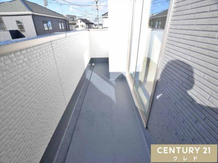 �o���R�j�[ �����ɐݒu���ꂽ�o���R�j�[�B�Z�������₨�d���̓s���Ōߌ�x�߂̎��ԂɊ��������A�z�̌����������蓖����̂ň��S�I���󕨂��������芣���܂��I