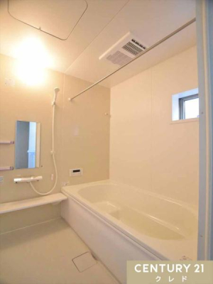 ���� �y�����������z
����������������̂ŁA�����h���[�X�y�[�X�Ƃ��Ă��劈��I���󕨂������Â炢�~���A�t��̉ԕ��������G�߂ɂ��d�󂵂܂��B