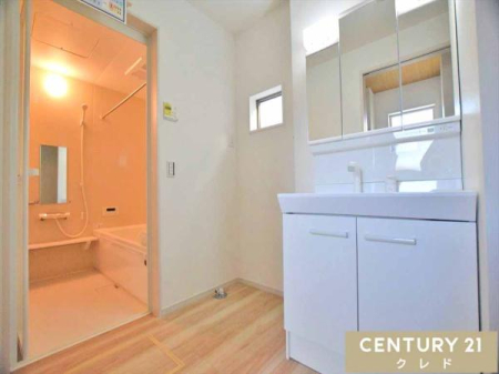 ���ʑ�E���ʏ� 3�ʋ����ϑ�͎��[���L�x�I�����̎��[�ɂ͎��������␮���܂ȂǁA�ׂ��ȕ����X�b�L���ƕЕt���܂��B
�܂��A�l�X�Ȋp�x����w�A�X�^�C�����m�F�ł���̂ŁA�Z�������ɂ��d�󂵂܂��I