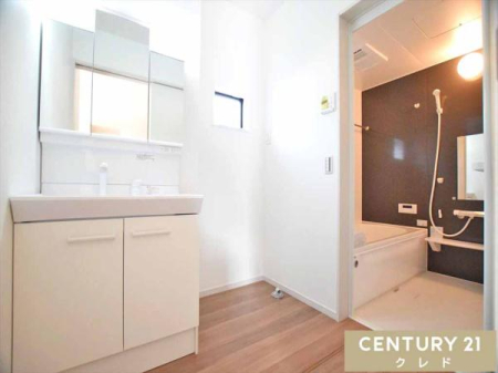 ���ʑ�E���ʏ� 3�ʋ����ϑ�͎��[���L�x�I�����̎��[�ɂ͎��������␮���܂ȂǁA�ׂ��ȕ����X�b�L���ƕЕt���܂��B
�܂��A�l�X�Ȋp�x����w�A�X�^�C�����m�F�ł���̂ŁA�Z�������ɂ��d�󂵂܂��I