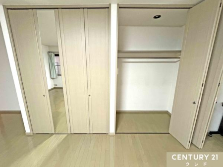 ���[ �y1�K�@�m��15���z
�n���K�[�p�C�v�t���̃N���[�[�b�g�́A�ߗނ��|���Ă���������[�B
�p���t���̔��ŁA�����̐g�x�x���X���[�Y�ɂł��܂��B